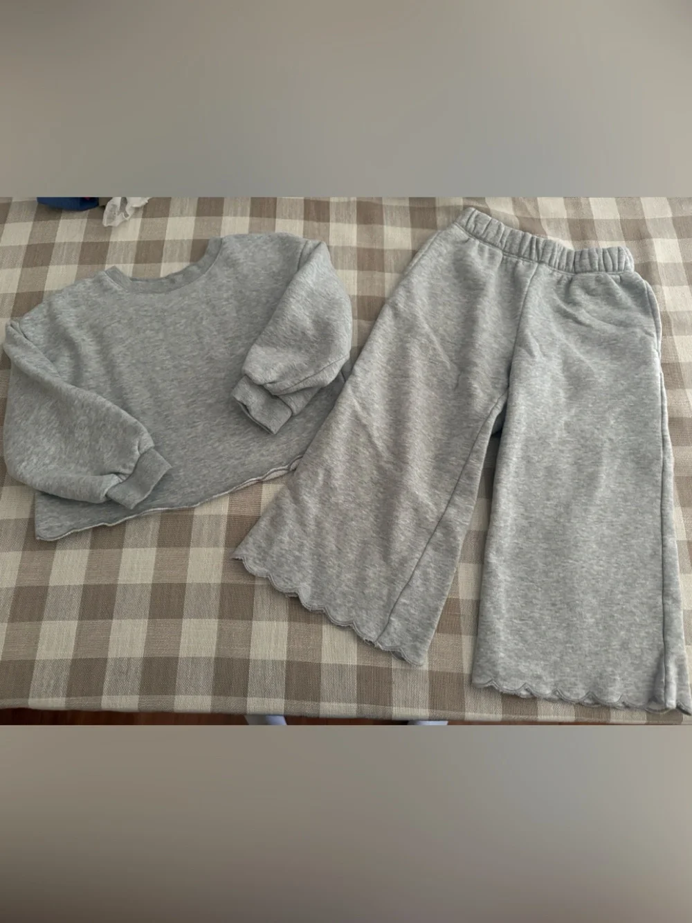 GAP Toddler Light Gray Sweatshirt and Scalloped Hem Joggers - 3T